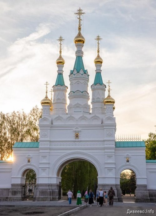 4 юня 2022 года митрополит Георгий освятил Саровские врата в Дивеево.