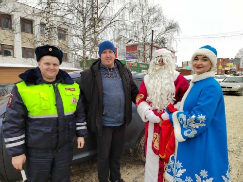Полицейский Дед Мороз и Снегурочка поблагодарили водителей за соблюдение ПДД
